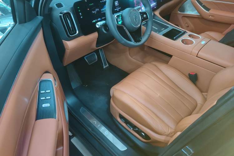 Used Hima AITO M8 2025 Extended-Range Ultra Version 53.4 kWh 6-Seater Edition Interior 3