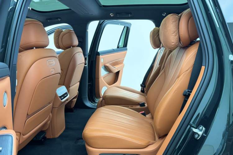 Used Hima AITO M8 2025 Extended-Range Ultra Version 53.4 kWh 6-Seater Edition Interior 3