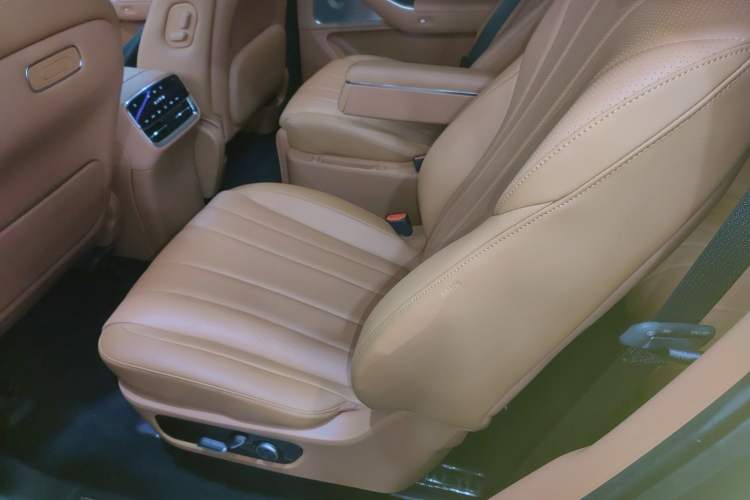 Used Hima AITO M8 2025 Extended-Range Ultra Version 53.4 kWh 6-Seater Edition Interior 4