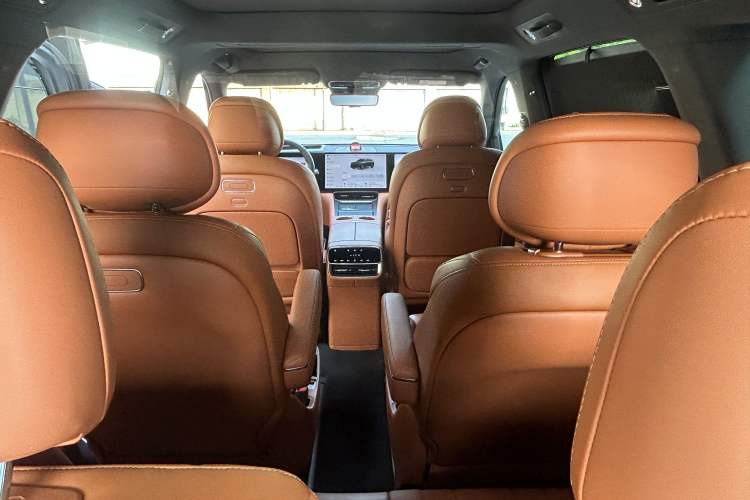 Used Hima AITO M8 2025 Extended-Range Ultra Version 53.4 kWh 6-Seater Edition Interior 5