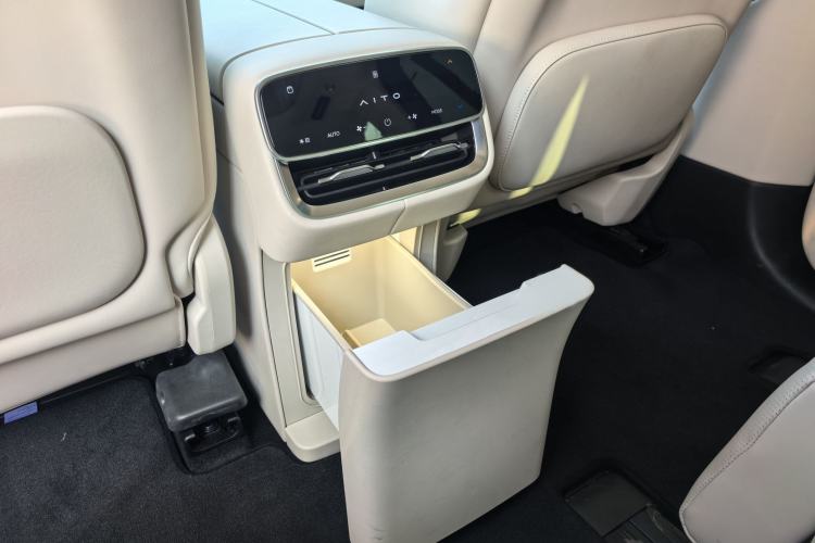 Used Hima AITO M8 2025 Extended-Range Max+ Version 53.4 kWh 6-Seater Edition Interior 5