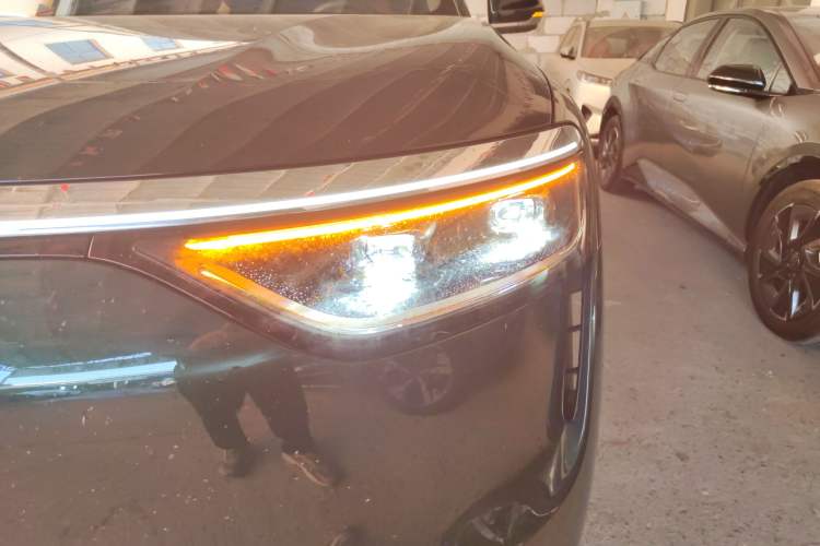 Used Hima AITO M8 2025 Extended-Range Max Version 37 kWh 6-Seater Left Front Headlight