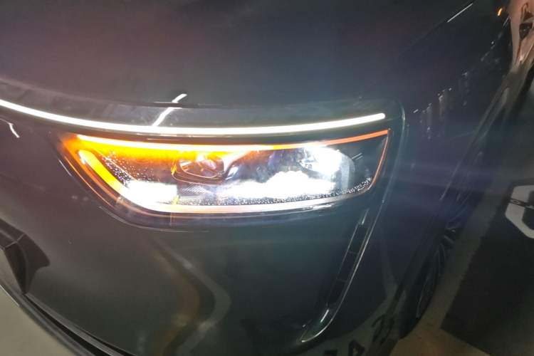 Used Hima AITO M8 2025 Extended-Range Ultra Version 53.4 kWh 6-Seater Edition Left Front Headlight