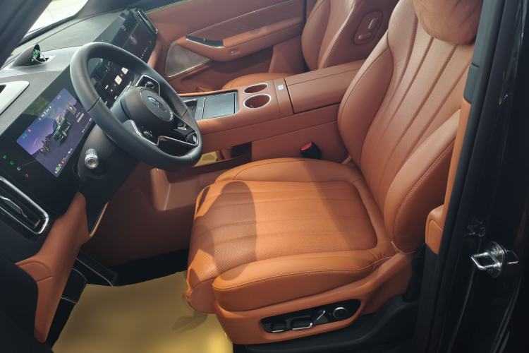 Used Hima AITO M8 2025 Extended-Range Ultra Version 53.4 kWh 6-Seater Edition Left Front Seat