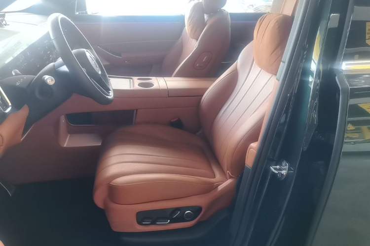 Used Hima AITO M8 2025 Extended-Range Ultra Version 53.4 kWh 6-Seater Edition Left Front Seat