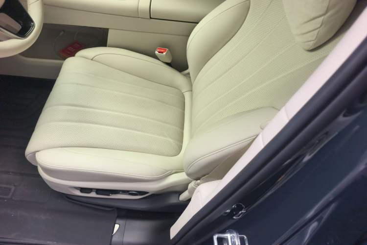 Used Hima AITO M8 2025 Extended-Range Max+ Version 53.4 kWh 6-Seater Edition Left Front Seat