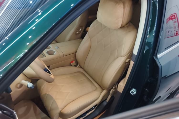 Used Hima AITO M8 2025 Extended-Range Max+ Version 53.4 kWh 5-Seater Edition Left Front Seat