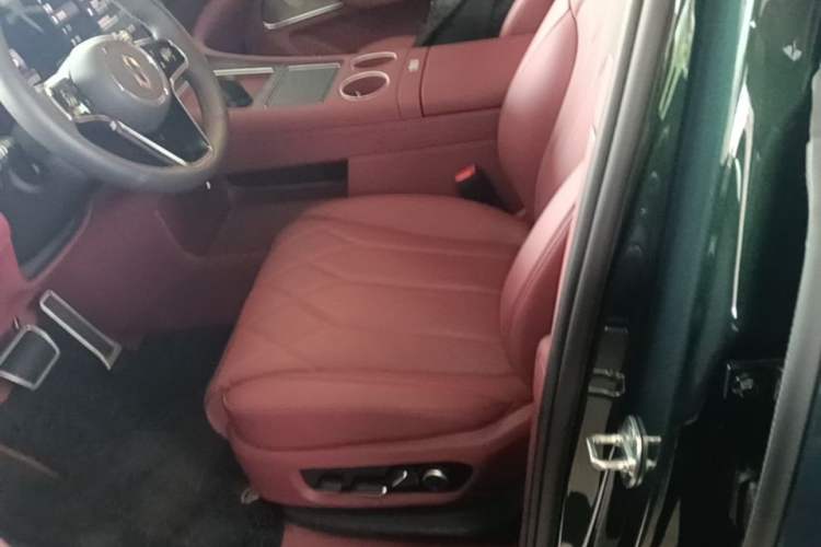 Used Hima AITO M8 2025 Extended-Range Max+ Version 53.4 kWh 6-Seater Edition Left Front Seat