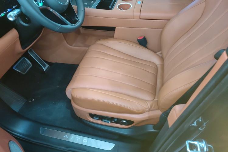 Used Hima AITO M8 2025 Extended-Range Ultra Version 53.4 kWh 6-Seater Edition Left Front Seat