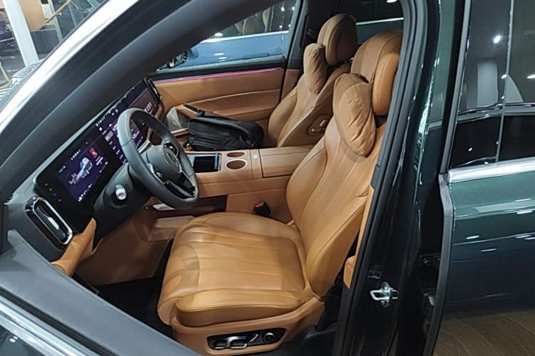 Used Hima AITO M8 2025 Extended-Range Ultra Version 53.4 kWh 6-Seater Edition Left Front Seat