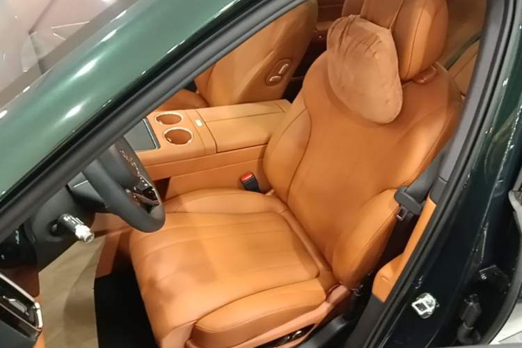Used Hima AITO M8 2025 Extended-Range Max+ Version 53.4 kWh 5-Seater Edition Left Front Seat