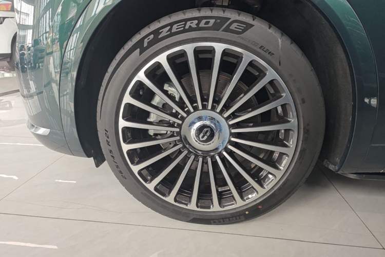Used Hima AITO M8 2025 Extended-Range Ultra Version 53.4 kWh 6-Seater Edition Left Front Wheel Hub