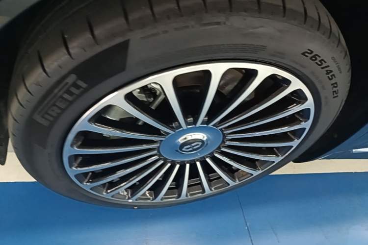 Used Hima AITO M8 2025 Extended-Range Max+ Version 53.4 kWh 5-Seater Edition Left Front Wheel Hub
