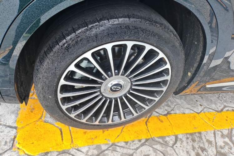 Used Hima AITO M8 2025 Extended-Range Ultra Version 53.4 kWh 6-Seater Edition Left Front Wheel Hub