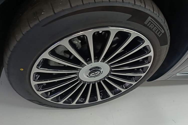 Used Hima AITO M8 2025 Extended-Range Ultra Version 53.4 kWh 6-Seater Edition Left Front Wheel Hub