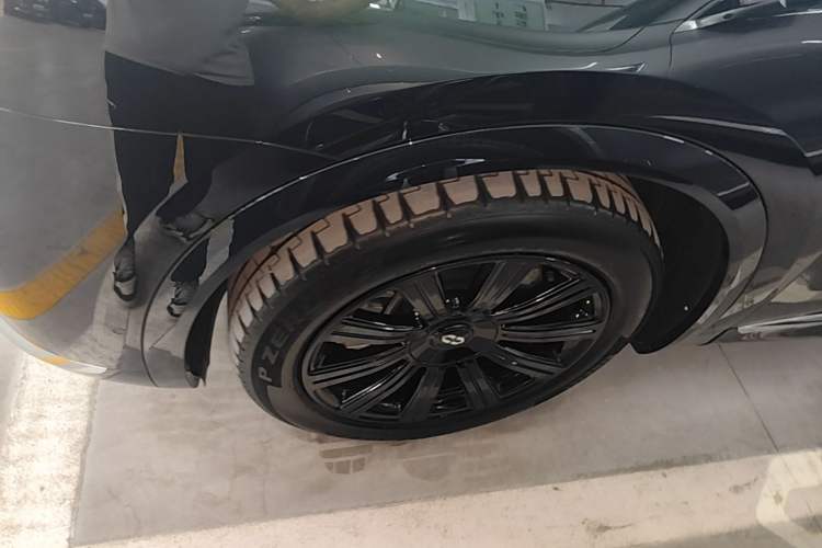 Used Hima AITO M8 2025 Extended-Range Max+ Version 53.4 kWh 5-Seater Edition Left Front Wheel Hub