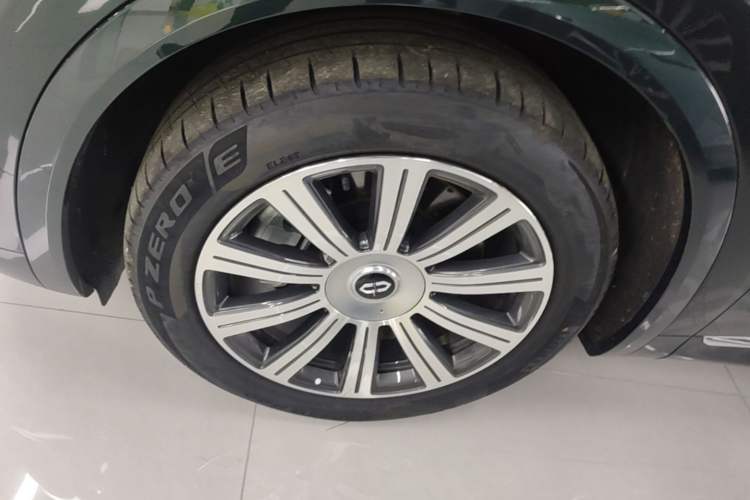 Used Hima AITO M8 2025 Extended-Range Max+ Version 53.4 kWh 6-Seater Edition Left Front Wheel Hub