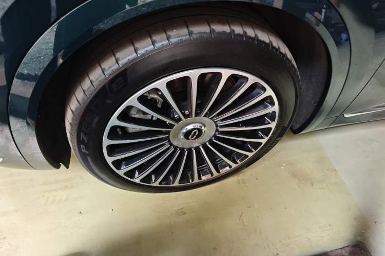 Used Hima AITO M8 2025 Extended-Range Ultra Version 53.4 kWh 6-Seater Edition Left Front Wheel Hub