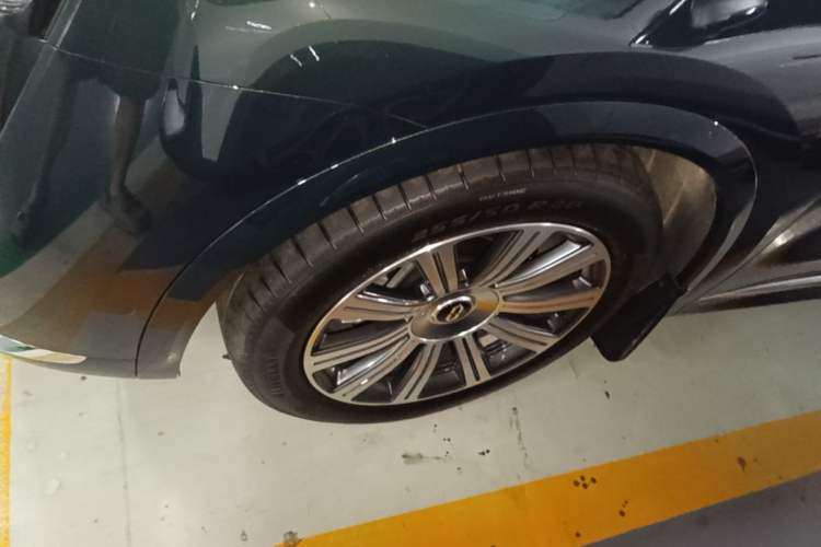 Used Hima AITO M8 2025 Extended-Range Max Version 37 kWh 5-Seater Left Front Wheel Hub