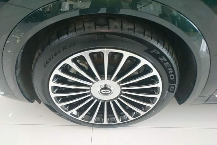 Used Hima AITO M8 2025 Extended-Range Ultra Version 53.4 kWh 6-Seater Edition Left Front Wheel Hub