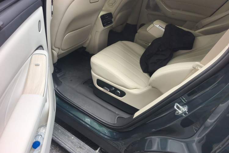 Used Hima AITO M8 2025 Extended-Range Max+ Version 53.4 kWh 6-Seater Edition Left Rear Seat
