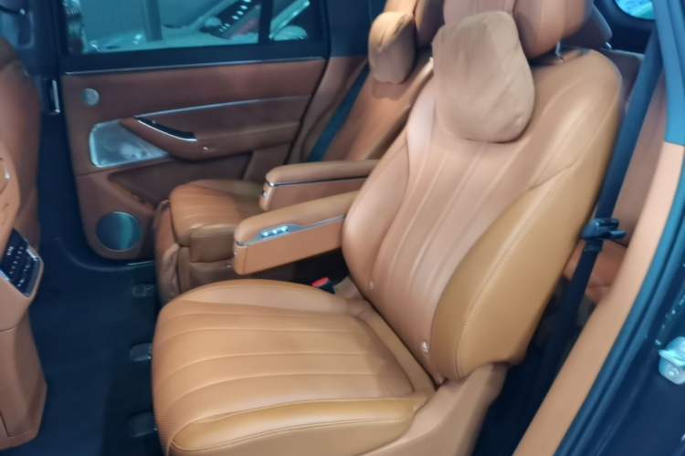 Used Hima AITO M8 2025 Extended-Range Ultra Version 53.4 kWh 6-Seater Edition Left Rear Seat