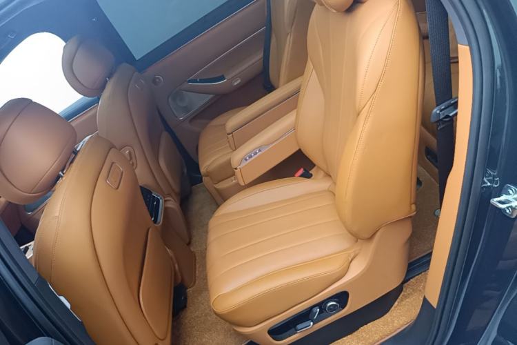 Used Hima AITO M8 2025 Extended-Range Max+ Version 53.4 kWh 6-Seater Edition Left Rear Seat