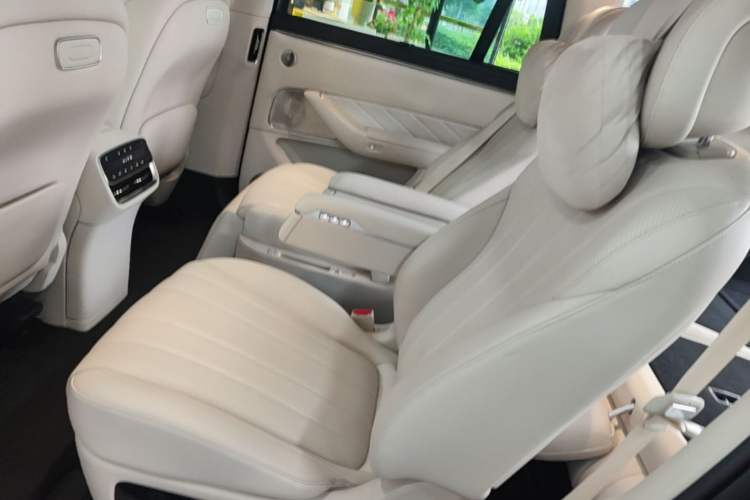 Used Hima AITO M8 2025 Extended-Range Max+ Version 53.4 kWh 6-Seater Edition Left Rear Seat