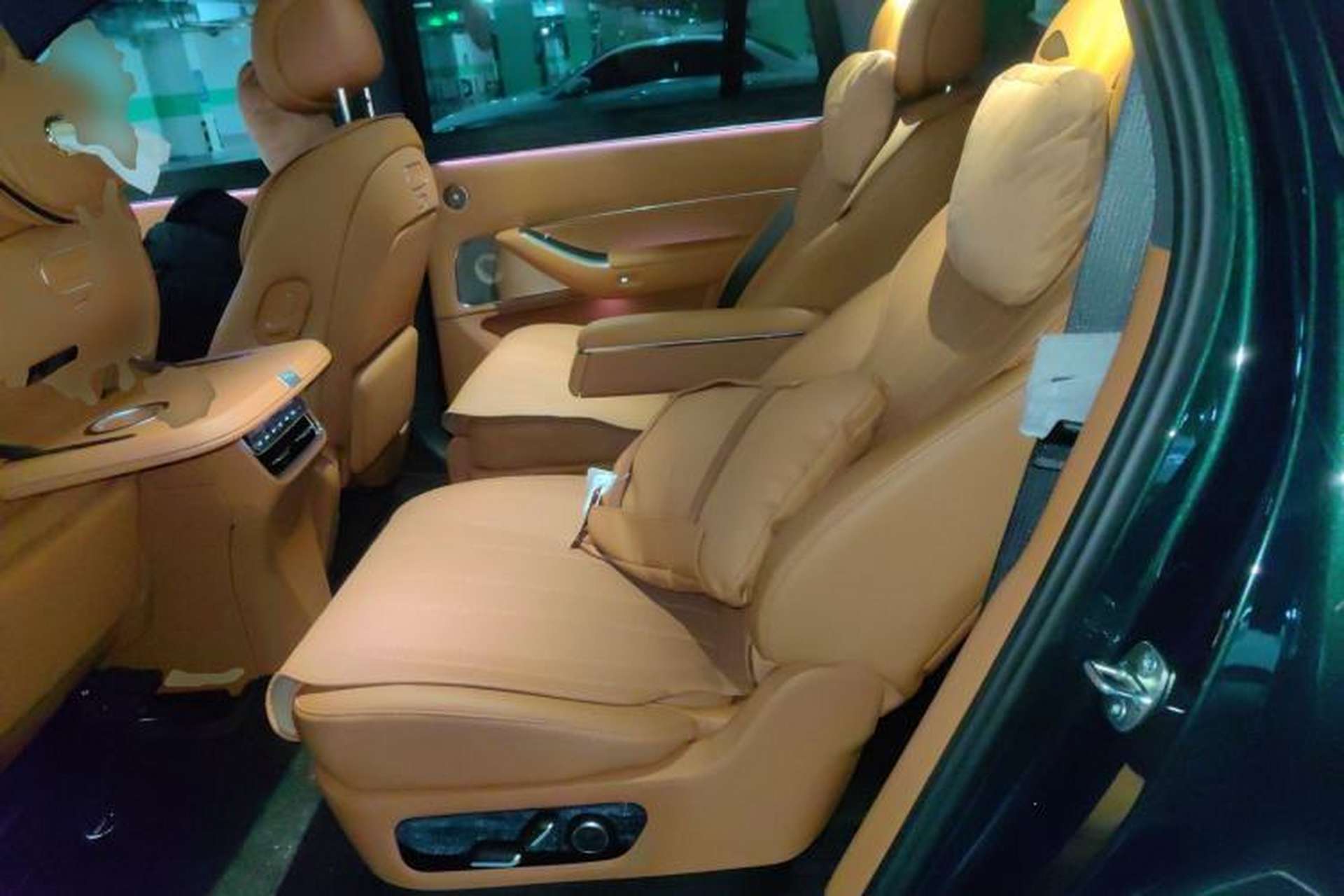 Used Hima AITO M8 2025 Extended-Range Max+ Version 53.4 kWh 6-Seater Edition Left Rear Seat