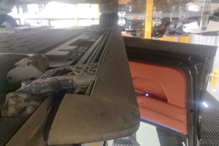 Used Hima AITO M8 2025 Extended-Range Ultra Version 53.4 kWh 6-Seater Edition Left Side Sill