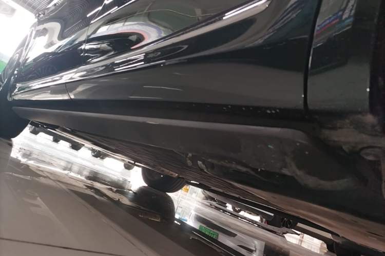 Used Hima AITO M8 2025 Extended-Range Ultra Version 53.4 kWh 6-Seater Edition Left Side Sill