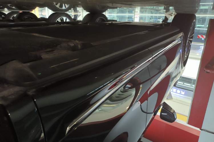 Used Hima AITO M8 2025 Extended-Range Ultra Version 53.4 kWh 6-Seater Edition Left Side Sill