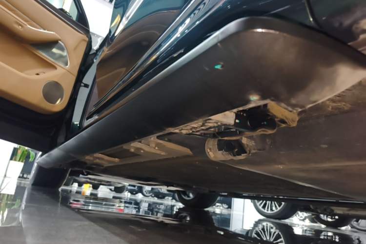 Used Hima AITO M8 2025 Extended-Range Max+ Version 53.4 kWh 5-Seater Edition Left Side Sill