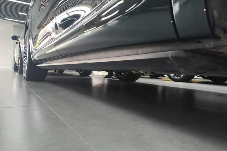 Used Hima AITO M8 2025 Extended-Range Ultra Version 53.4 kWh 6-Seater Edition Left Side Sill