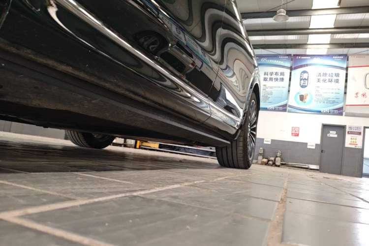 Used Hima AITO M8 2025 Extended-Range Ultra Version 53.4 kWh 6-Seater Edition Left Side Sill