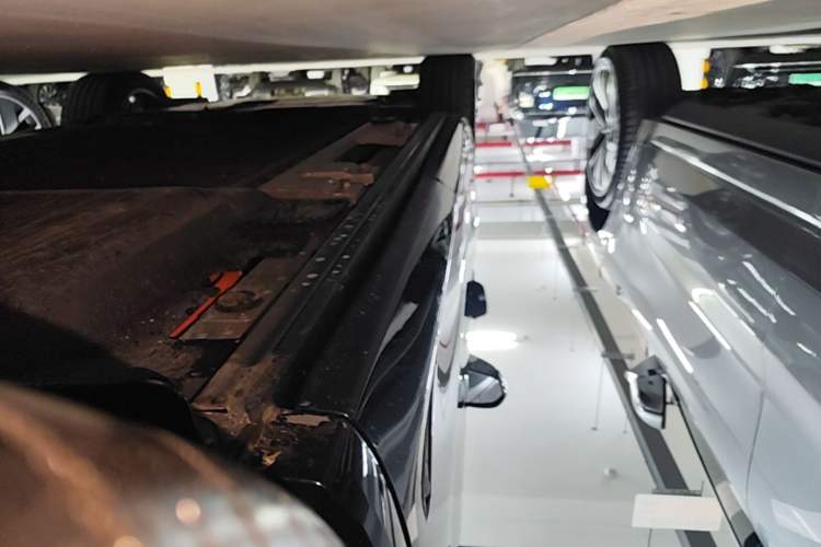 Used Hima AITO M8 2025 Extended-Range Max+ Version 53.4 kWh 5-Seater Edition Left Side Sill