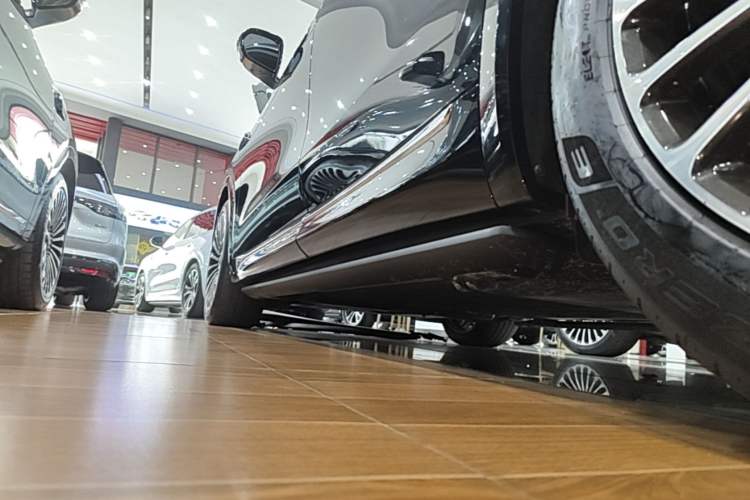 Used Hima AITO M8 2025 Extended-Range Ultra Version 53.4 kWh 6-Seater Edition Left Side Sill