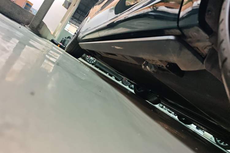 Used Hima AITO M8 2025 Extended-Range Ultra Version 53.4 kWh 6-Seater Edition Left Side Sill