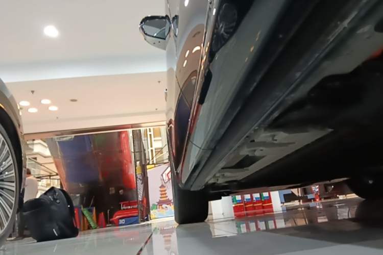 Used Hima AITO M8 2025 Extended-Range Max+ Version 53.4 kWh 5-Seater Edition Left Side Sill