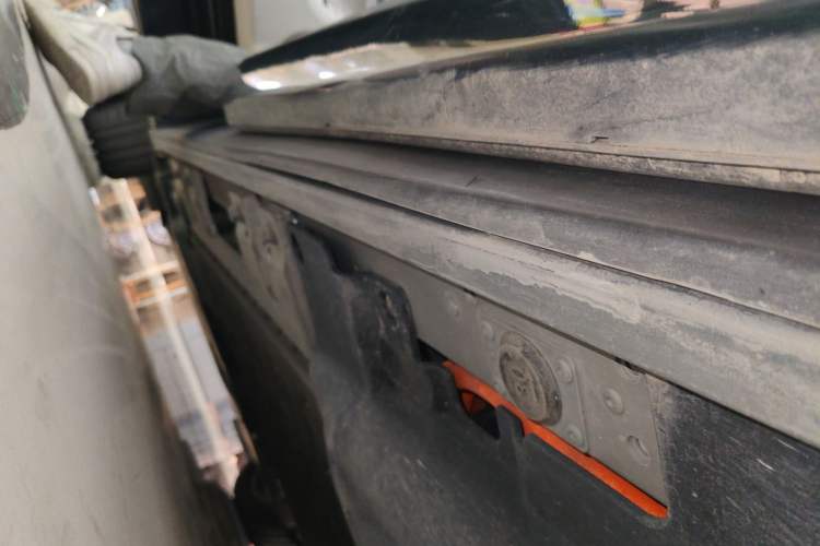 Used Hima AITO M8 2025 Extended-Range Max+ Version 53.4 kWh 5-Seater Edition Left Side Sill