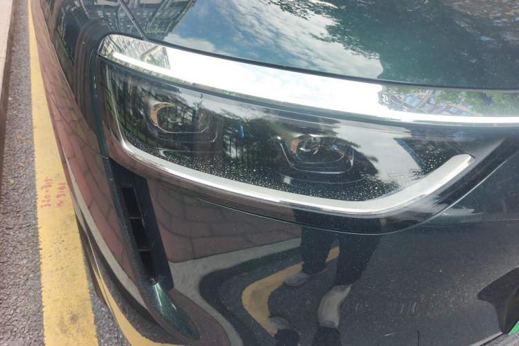 Used Hima AITO M8 2025 Extended-Range Max+ Version 53.4 kWh 6-Seater Edition Right Front Headlight