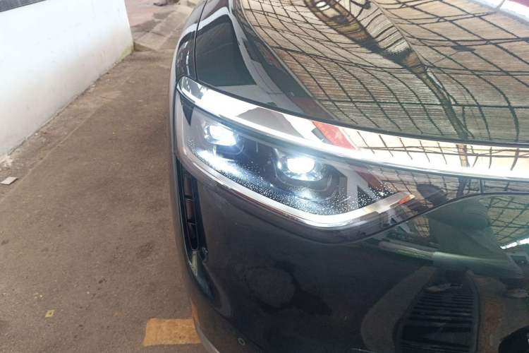 Used Hima AITO M8 2025 Extended-Range Max+ Version 53.4 kWh 6-Seater Edition Right Front Headlight