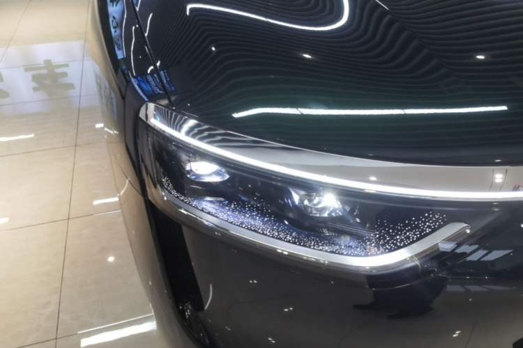 Used Hima AITO M8 2025 Extended-Range Ultra Version 53.4 kWh 6-Seater Edition Right Front Headlight