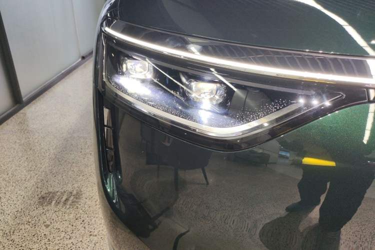 Used Hima AITO M8 2025 Extended-Range Ultra Version 53.4 kWh 6-Seater Edition Right Front Headlight