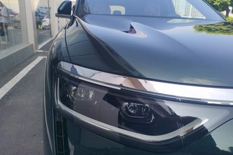 Used Hima AITO M8 2025 Extended-Range Ultra Version 53.4 kWh 6-Seater Edition Right Front Headlight