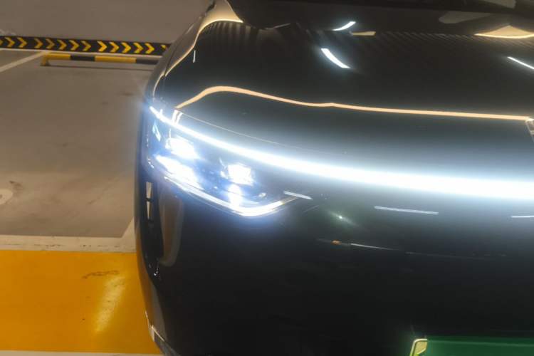 Used Hima AITO M8 2025 Extended-Range Ultra Version 53.4 kWh 6-Seater Edition Right Front Headlight