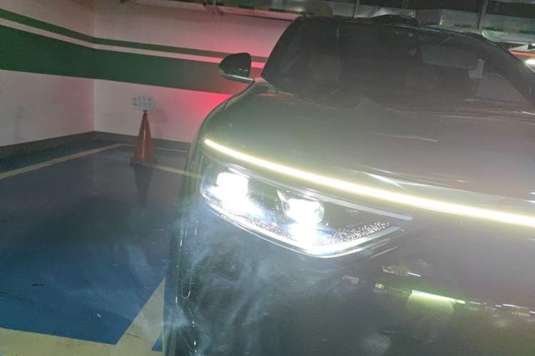Used Hima AITO M8 2025 Extended-Range Max+ Version 53.4 kWh 6-Seater Edition Right Front Headlight