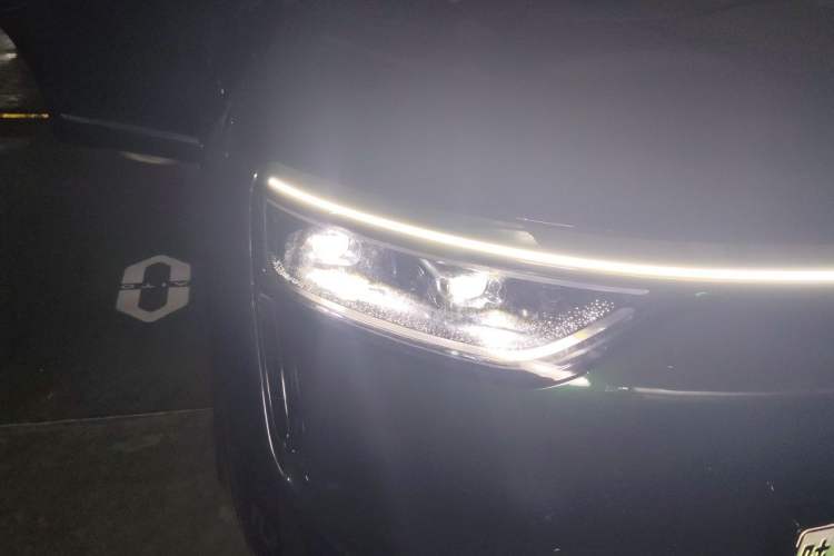 Used Hima AITO M8 2025 Extended-Range Max Version 37 kWh 5-Seater Right Front Headlight