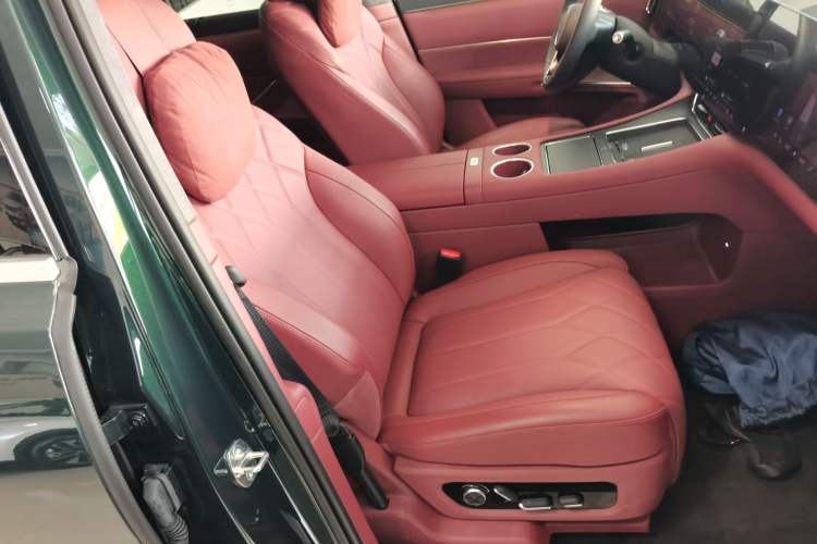 Used Hima AITO M8 2025 Extended-Range Max+ Version 53.4 kWh 5-Seater Edition Right Front Seat