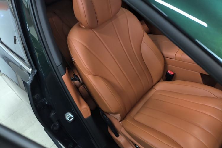 Used Hima AITO M8 2025 Extended-Range Ultra Version 53.4 kWh 6-Seater Edition Right Front Seat